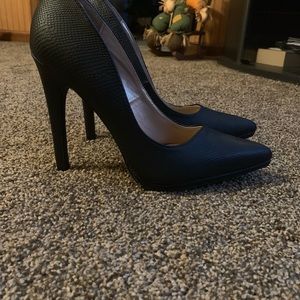 Black pumps